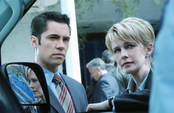 Kathryn-Morris-Danny-Pino-in-COLD-CASE